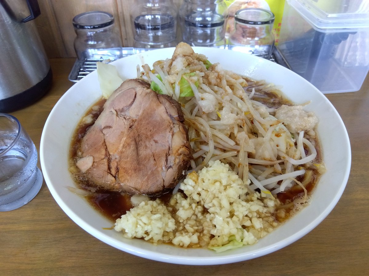 charida_sijin's tweet photo. 今日のランチは北見 ななしぐれで豚ラーメン大盛りの野菜にんにくカラメ増し。しかし二郎系もちょっと飽きてきたなあ。 https://t.co/UnvWncUjsk