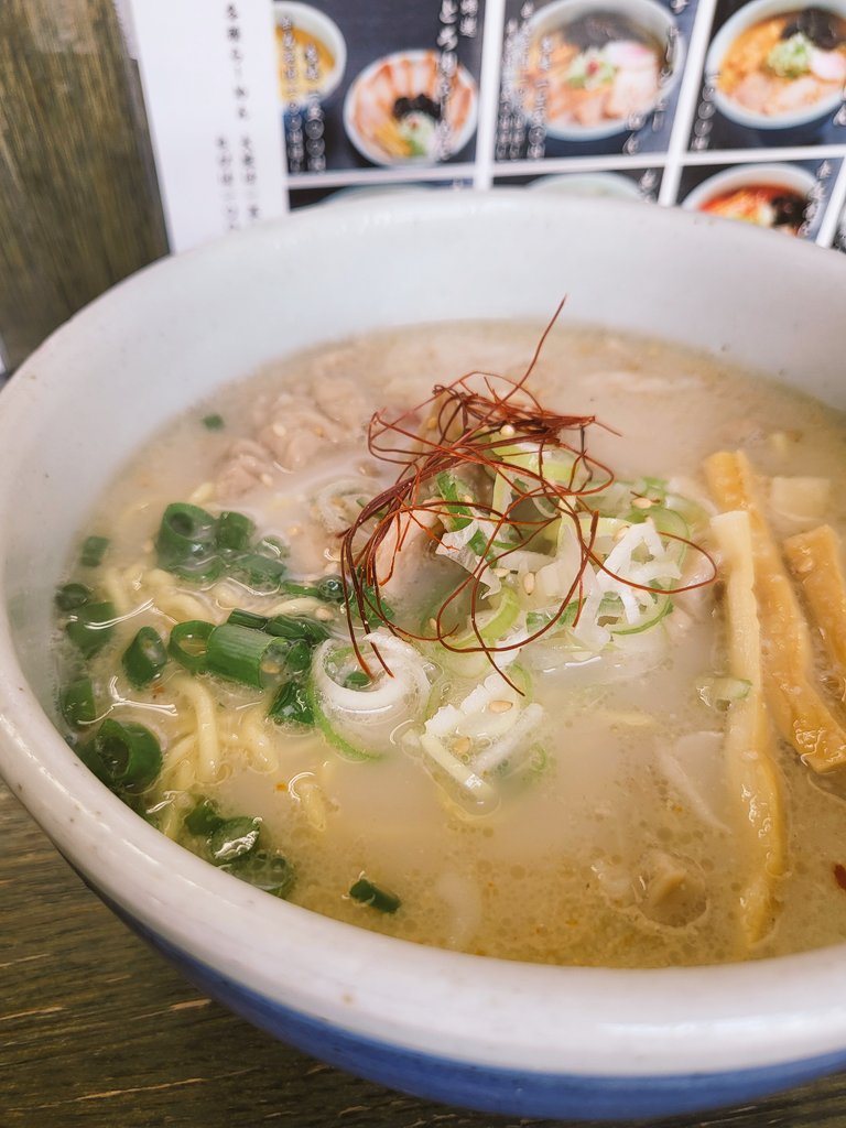 almireanu's tweet image. 最後にラーメン食べて帰ってきた。
どこもかしこも駐車場はいっぱい、行列ができ始めているけど、それでも道路は全然車が走ってなくて気持ちいいので美瑛ドライブは好き❤