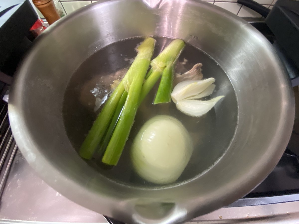 nox_udon's tweet photo. ラーメン作る
とりあえず鶏ガラを取る https://t.co/19SeK15hBn