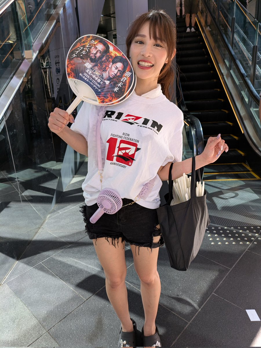 KIZawa323's tweet image. KOUさん❣
猛暑の中フラスクのエスカレーター降り口でうちわ配ってます🪭エラいエラすぎる💐推しの方々応援に🫡
#KOU
#RIZINガール2025