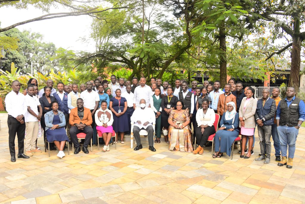 KampalaPost's tweet image. Museveni Donates Millions to Journalists, Orders Inclusion of Street Vendors in PDM kampalapost.com/content/museve…
