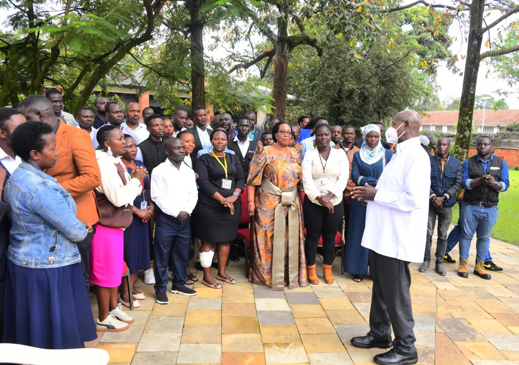 KampalaPost's tweet image. Museveni Donates Millions to Journalists, Orders Inclusion of Street Vendors in PDM kampalapost.com/content/museve…