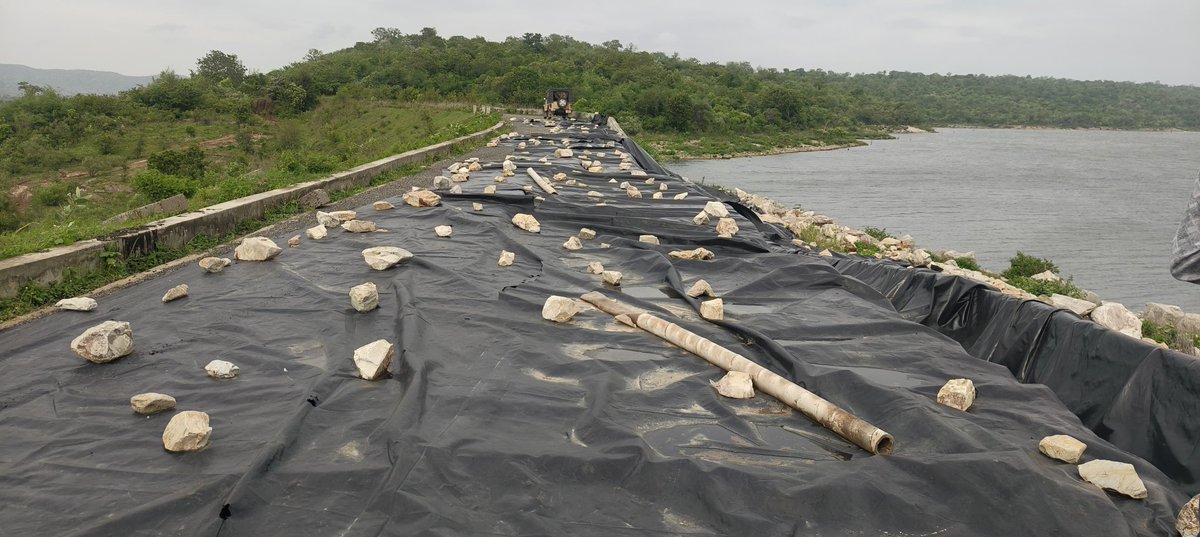 Plight of a medium irrigation project for the past 3 years. Plastic covers are being used by officials to protect Kumuram Bheem Project (Ada Project) in Asifabad dt. Full Story👇

Watered-down safety? Telangana’s irrigation projects suffer from neglect newindianexpress.com/states/telanga…