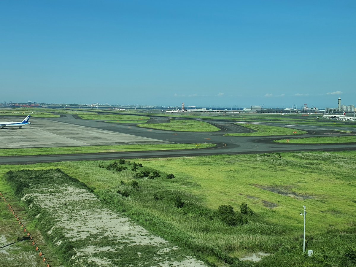 ホテルの部屋からランウェイが見える