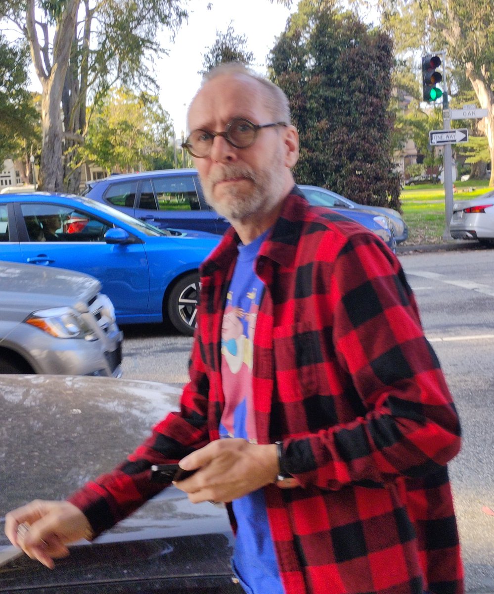 DesertThings's tweet image. I was just "randomly" attacked again about ten minutes ago right outside my friend's apartment in the 1200 block of Pine Street.
It was a very athletic, early 20s asian female who was between 6'2" and 6'4". There is no way she isn't a basketball player somewhere around here.