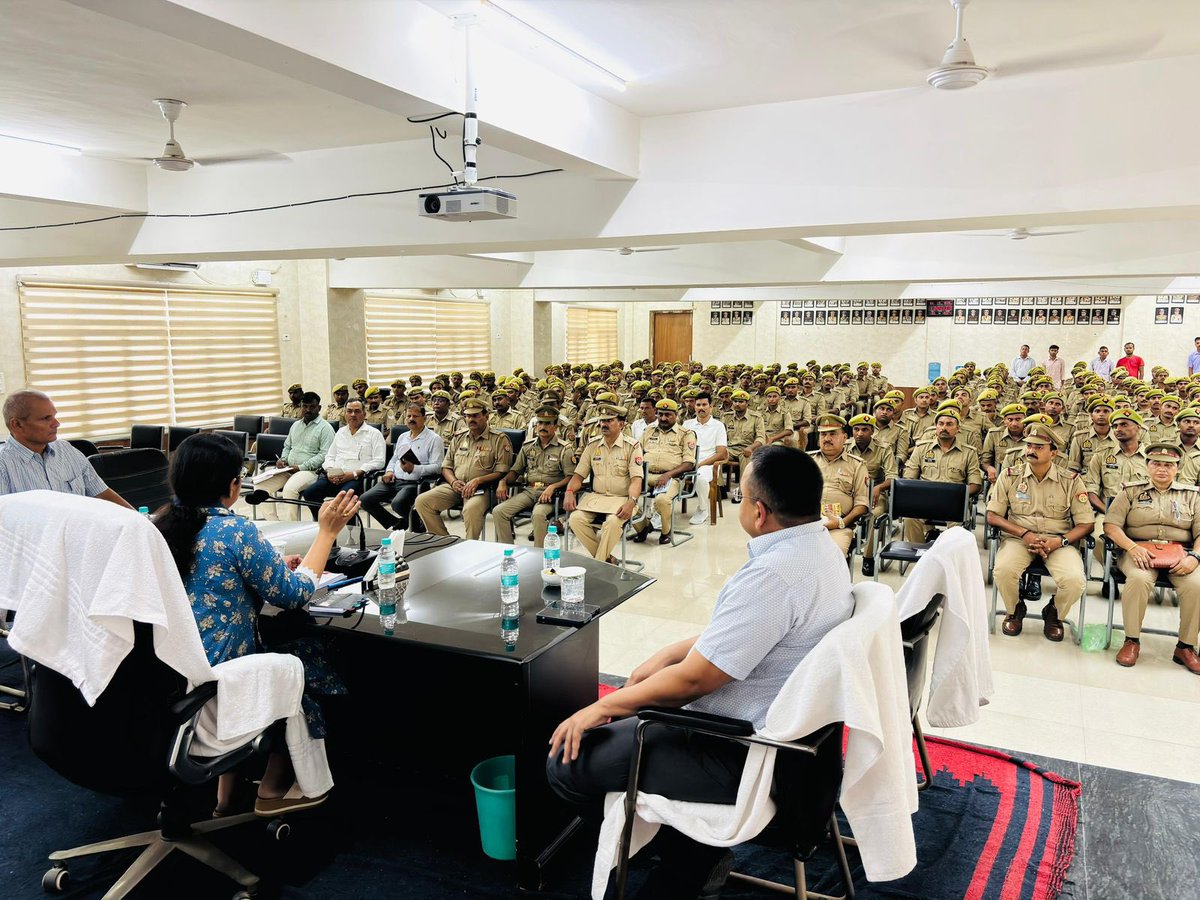 co32pacup's tweet photo. 32वीं वाहिनी पीएसी में सेनानायक महोदया सुश्री प्राची सिंह की प्रेरणादायक उपस्थिति में आरटीसी रिक्रूटों का सैनिक सम्मेलन संपन्न हुआ। महोदया द्वारा सम्मेलन में अनुशासन, कर्तव्यनिष्ठा व सोशल मीडिया नीति की महत्वपूर्ण जानकारी दी गई।@Uppolice @dgpup @adgpacup  @prachiIPS https://t.co/M6MKIzW9Zs