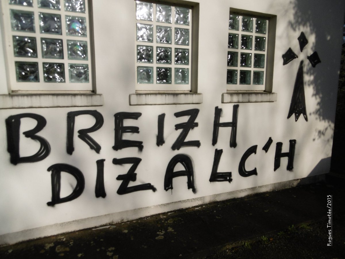 E-Kichen Karaez, poltred taped e 2015. Galloud a reomp gwelet al livaj-mañ hiziv an deiz c'hoazh. "Breizh dizalc'h/ #Bretagne indépendante" a vo dazont hor bro! Dindan dalc'h pe dizalc'h, aze emañ an harz etre ur vro bev pe marv.
#BreizhDieub #BretagneLibre #Indépendance #Bzh