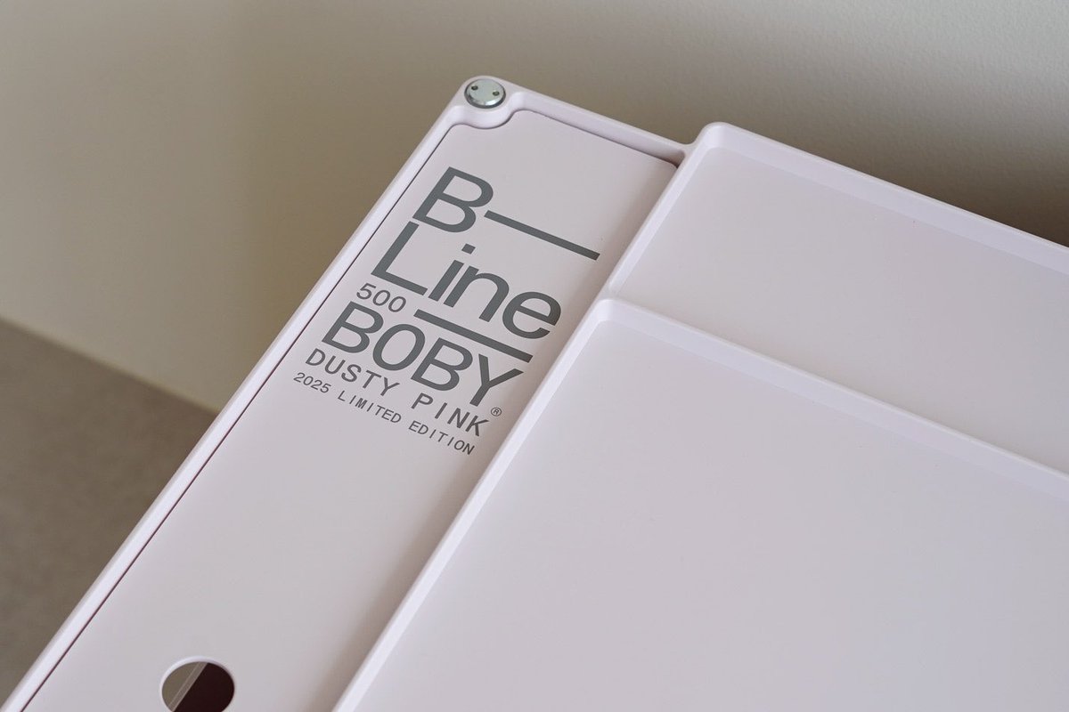 ボビーワゴンの2025年限定カラー「ダスティピンク」。一家に一台よりも一部屋一台あると活躍間違いなしの名作収納家具です！2段2トレイと3段5トレイの2種類からお選びいただけます！
※3段5トレイは残りわずかです

▼詳細はこちら
vanilla-kagu.com/c/013boby/dust…