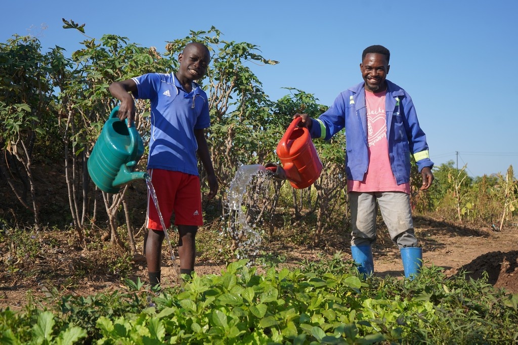 There's always something to do on our arable farm 🌱 Students love learning from Dominique, our brilliant agronomist, and parents often volunteer their time in the soil as a heartfelt thank you for their child’s education. A true community effort, growing together.