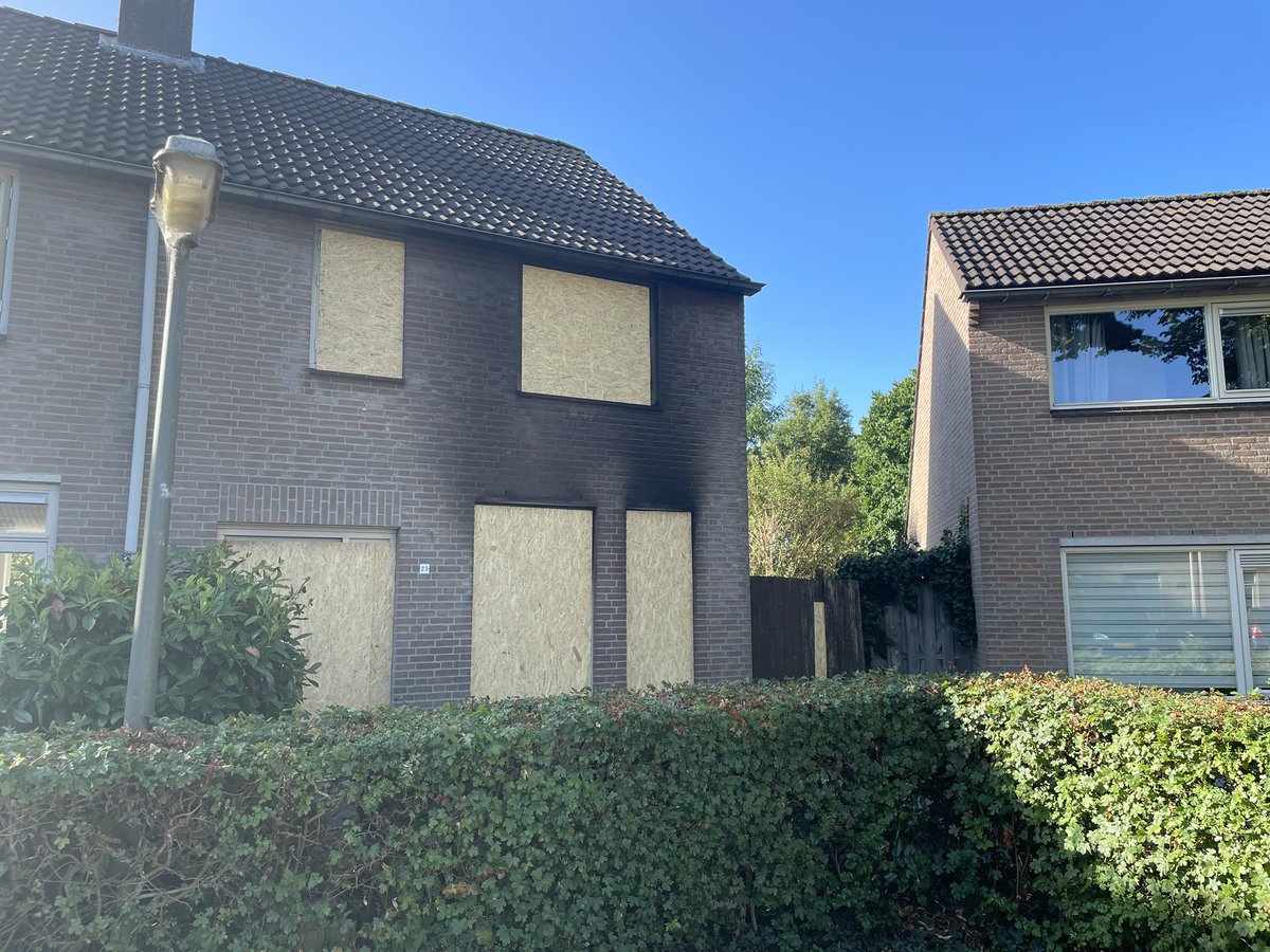 Huis aan de Dommelborch in #Rosmalen ging vannacht in vlammen op. Bewoonster wist te ontkomen, de kat overleefde de brand helaas niet.