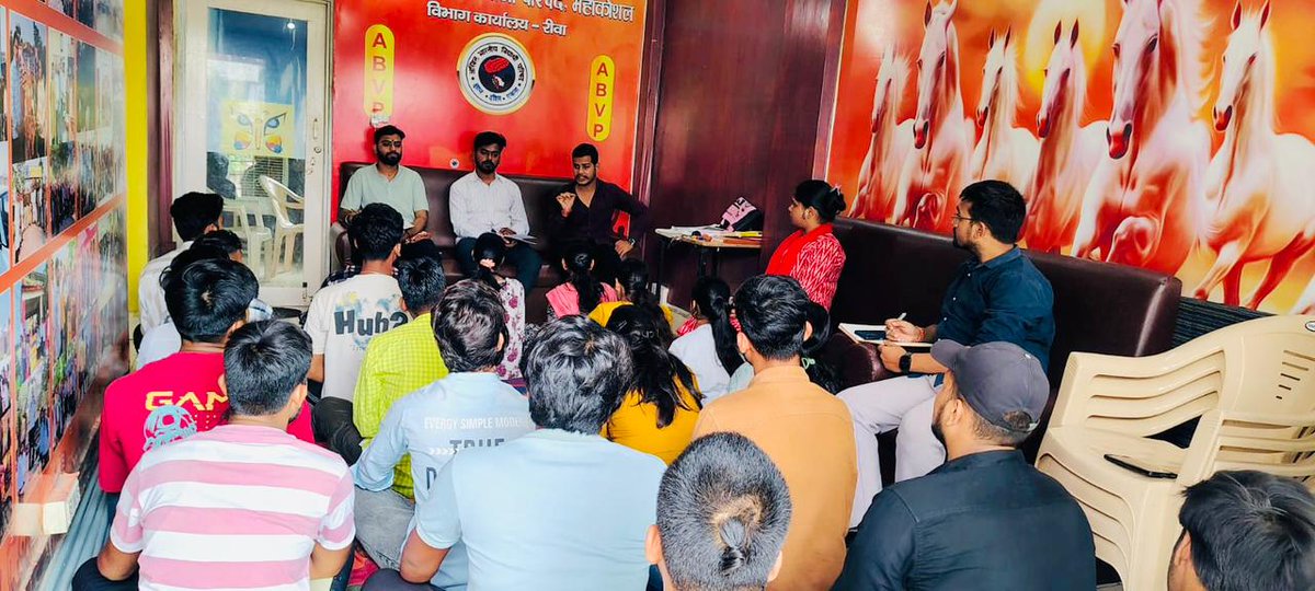 ABVPREWA's tweet photo. अभाविप रीवा नगर इकाई द्वारा विद्यालयीन सदस्यता अभियान के निमित्त नगर सदस्यता टोली की बैठक सम्पन्न हुई जिसमें सदस्यता अभियान की योजनाओं को लेकर चर्चा हुई और टोली विभाजन कर सदस्यता अभियान हेतु कार्यकर्ताओं का उत्साहवर्धन किया गया। 🚩

#abvpmkrewa #abvpmahakoshal https://t.co/TFncuui8U9