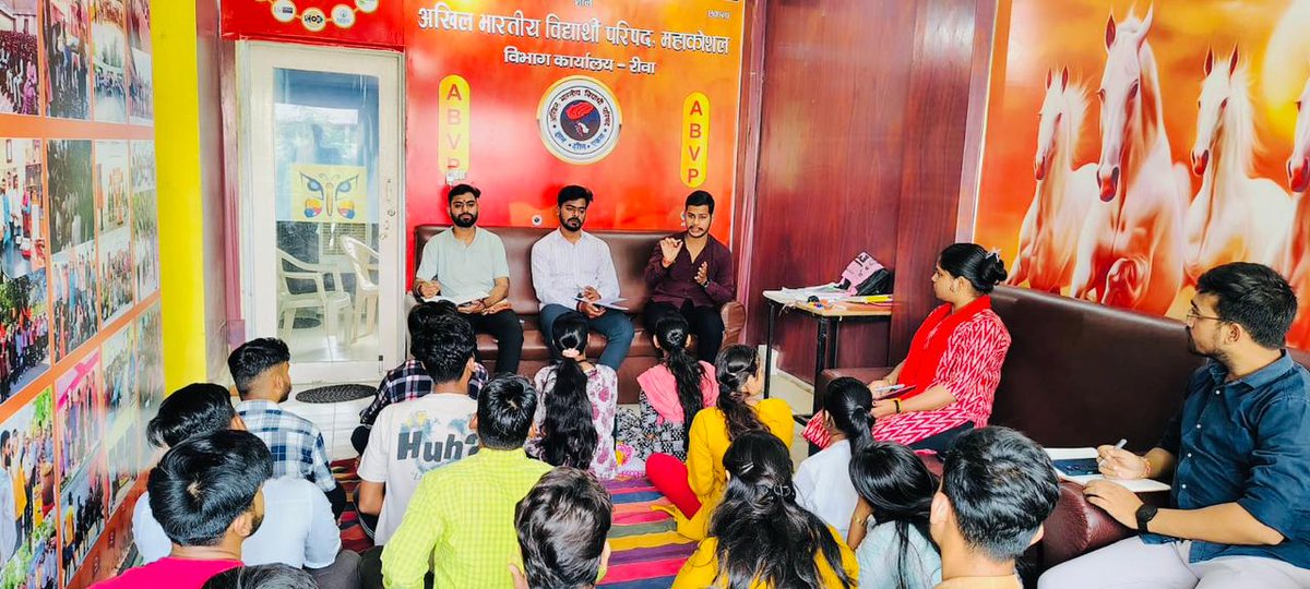 ABVPREWA's tweet photo. अभाविप रीवा नगर इकाई द्वारा विद्यालयीन सदस्यता अभियान के निमित्त नगर सदस्यता टोली की बैठक सम्पन्न हुई जिसमें सदस्यता अभियान की योजनाओं को लेकर चर्चा हुई और टोली विभाजन कर सदस्यता अभियान हेतु कार्यकर्ताओं का उत्साहवर्धन किया गया। 🚩

#abvpmkrewa #abvpmahakoshal https://t.co/TFncuui8U9