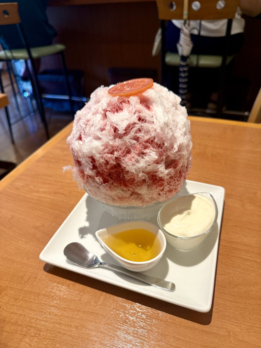yuri_DitaWhite's tweet image. 🍧ハイビスカスハニー
🫧ホイップTP
マユールさん🍧✨
安定の🌺🍯は暑い日にマスト!
こういうシンプル氷は何回だって食べたくなる😋
ホイップWにするのを忘れたのは痛恨の一撃だった、、、