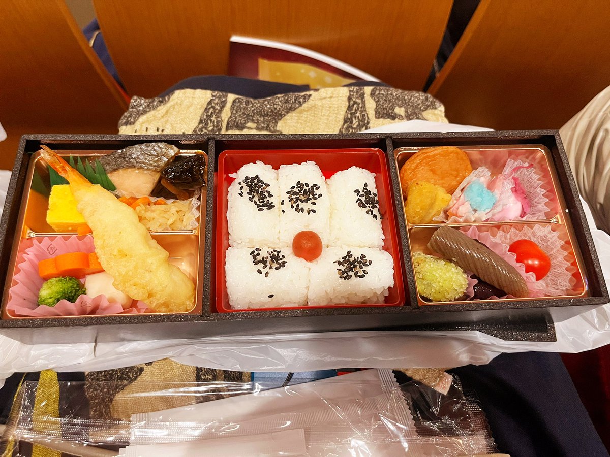 本日行ってきました。はーーー、とてもよかった。清光がとても清光で、むっちゃんがホンマにむっちゃん。鎌倉殿のこともあれこれ思い出すなあ。そして売り切れ心配だった極弁当、無事食べられました。　#歌舞伎刀剣乱舞　#とうかぶ