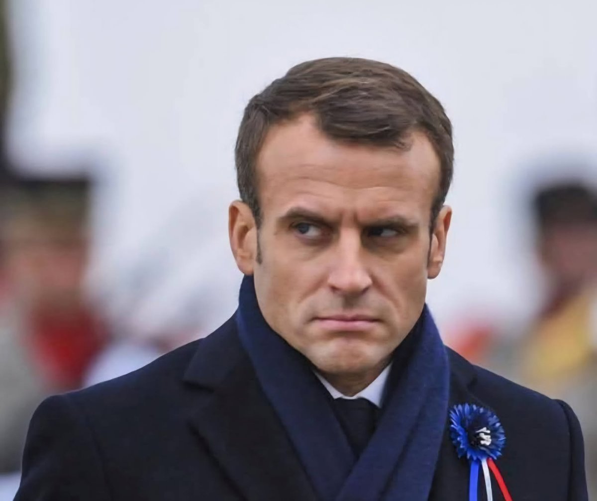 La lettre d'une femme française est en train de circuler et de prendre de l'ampleur sur les réseaux...
Texto:
Monsieur le Président,
La vanité rend aveugle et sourd. Eussiez-vous un QI XXXL, la vanité anéantirait les capacités de vos neurones. Mais bien sûr, vous n’êtes pas