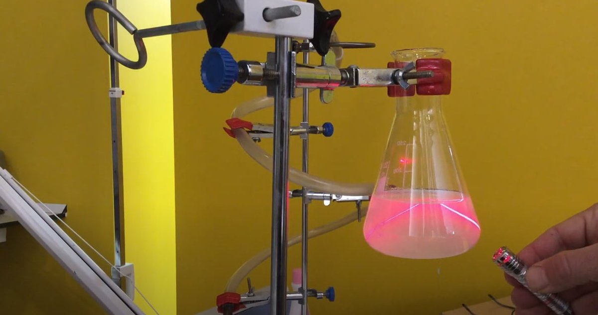 ¿Conoces la sección de nuestro canal de youtube ‘Ciencia de andar por casa’?  Se trata de un espacio con experimentos sencillos para realizar desde casa. Visítalo y aprende a construir una lámpara de lava, un cohete de alcohol o un universo en miniatura.

tinyurl.com/yhdvzzja