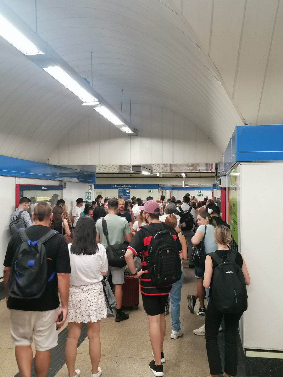 An9elDO's tweet photo. Peligro, cuidado en @metro_madrid Plaza España!! Andén colapsado, gente al borde de caer a la vía y ningún aviso ni personal protegiendo el andén!! Q pena, q peligro!! https://t.co/RqP1kSNjzQ
