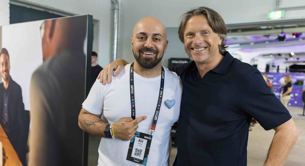 Ali Mahlodji bezeichnet sich als "Modern Business Humanist". Wer ihn mal besser kennengelernt hat, wird sofort verstehen, was er damit meint. 
Seine Keynote gehörte zu den EMBRACE Festival Highlights. Ich hatte ihn kurz vorher bei mir im Podcast zu Gast: bit.ly/41GmoDt
