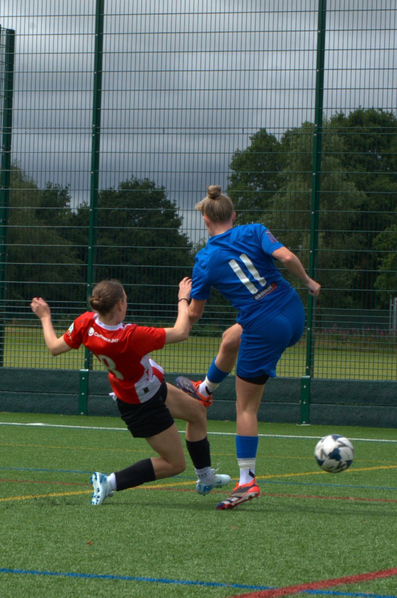 AltrinchamFCW's tweet photo. 💥 CRUNCHING TACKLE! 🔴⚪️

No way through! A huge challenge from Altrincham FC Women to break up the play and set the tone 💪🔥

📸 @ShotsByMaisy
#AltyWomen #BigTackle #AltogetherAlty #WeAreAltrincham #SolidAtTheBack https://t.co/07U5ChFpU1