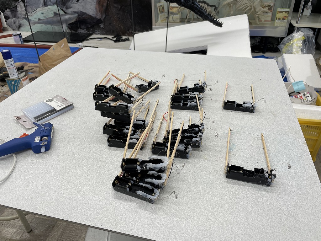 Shinkai_OGINO's tweet image. 発泡スチロールをカットするためにニクロム線カッターを量産．電池を直列にしないと熱量が足りない設計ミスを無理やり何とかした．