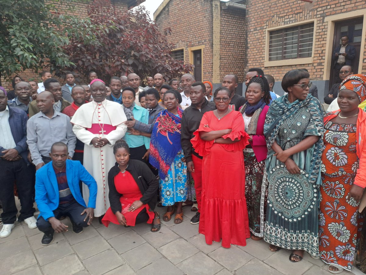 Kuri uyu wa 21/7/2025; mu Iseminari Nto ya Kabgayi, Myr Balthazar NTIVUGURUZWA yasomeye Misa abarimu bari gukosora Ikizamini cy'imibare gisoza amashuri abanza. Yabashimiye umuhate bagaragaza mu gukundisha abana ubumenyi. Aba barezi 598 bamushimiye ko bakiriwe neza i Kabgayi
