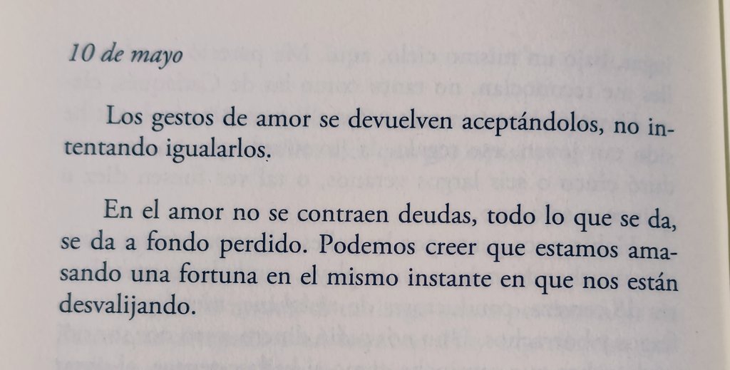 astutaka's tweet image. "En el amor no se contraen deudas, todo lo que se da, se da a fondo perdido. Podemos creer que estamos amasando una fortuna en el mismo instante en que nos están desvalijando".
Las palabras justas 🌬️ Milena Busquets