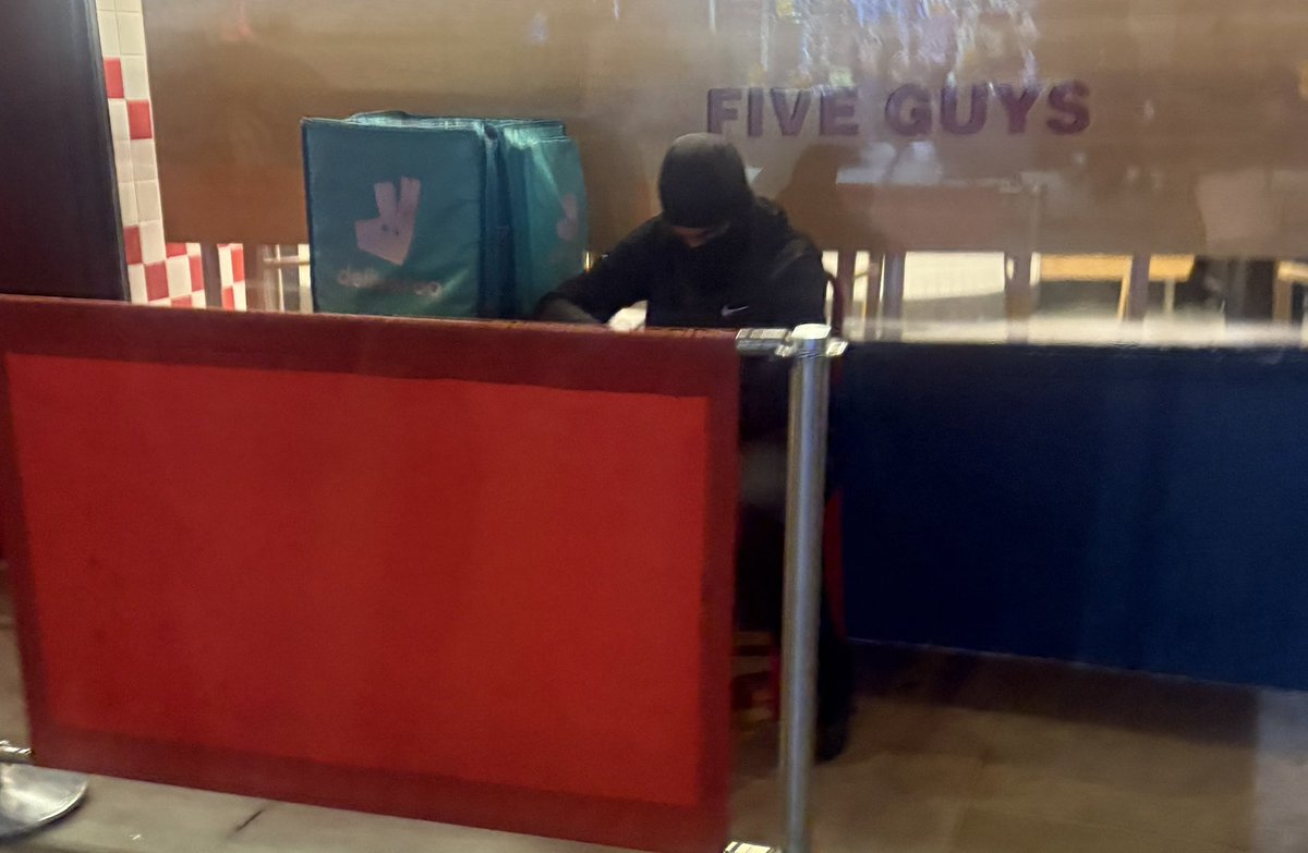 policylaila's tweet image. It’s a hot evening, everyone’s in shorts, yet this @Deliveroo driver is masked up head-to-toe, face covered, lurking outside shops. It terrifies people, it is completely unacceptable, we have all had enough of this being the norm. What’s he hiding? Why is Deliveroo allowing this?…