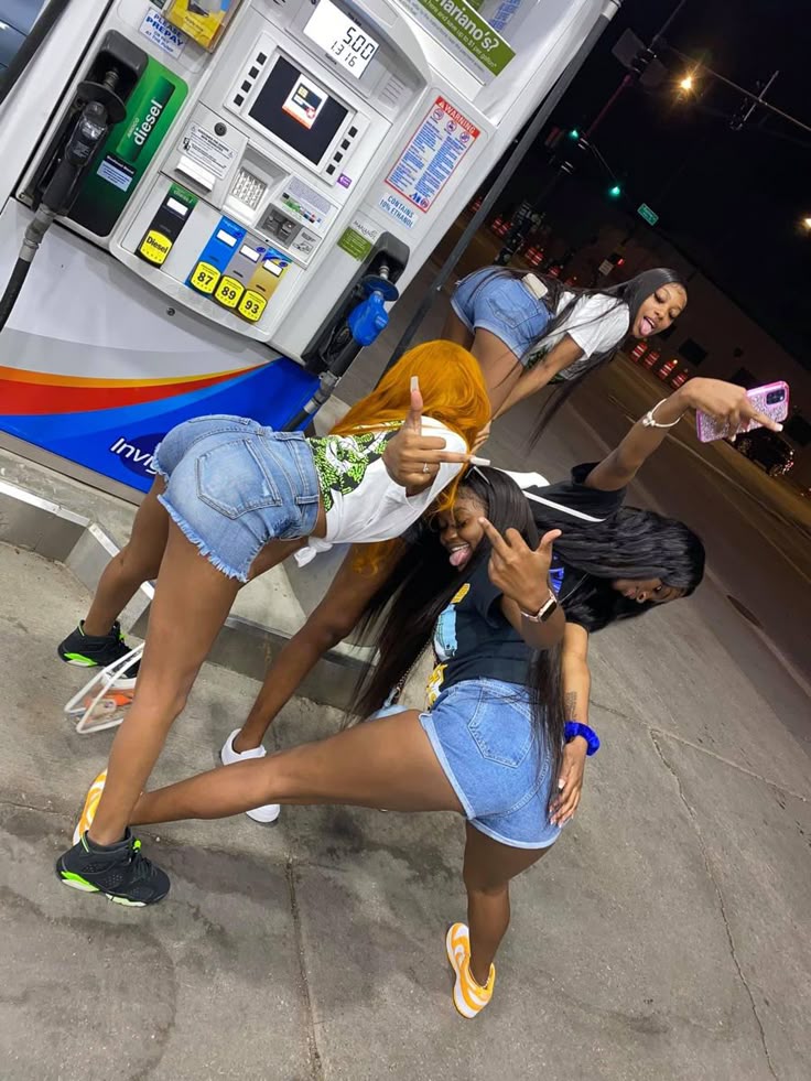her_life16's tweet image. Baddie Sandra, Natasha, Winnie and Misha at Shell Kitende yesterday💀😂😂