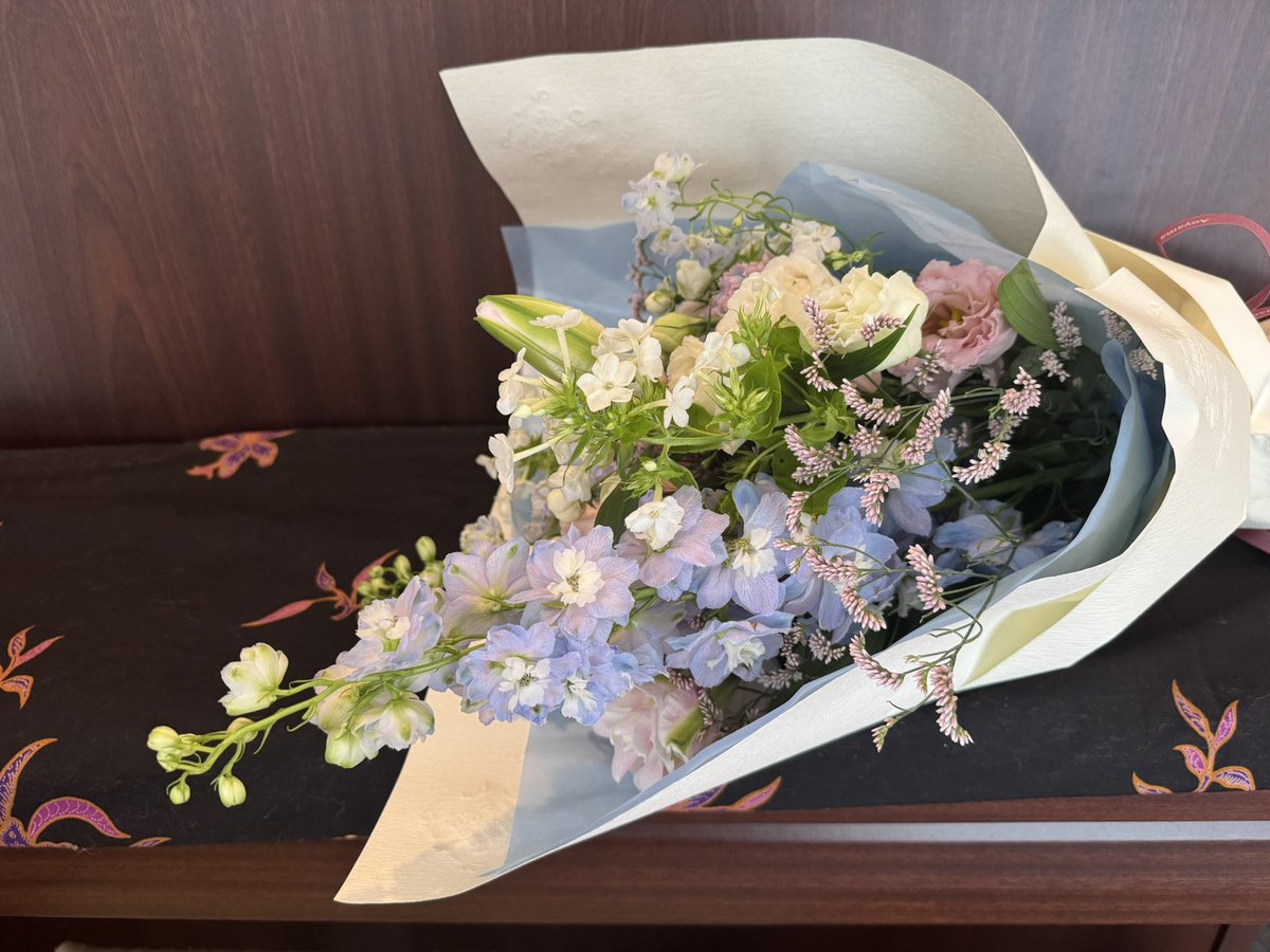 Jun1CanDo's tweet image. (12:00)鈴木法務大臣の代理として在京のため、久し振りに東京の自宅へ。
途中、昨日22歳の誕生日だった長女に1日遅れの花束を買って。
改めて、誕生日おめでとう!