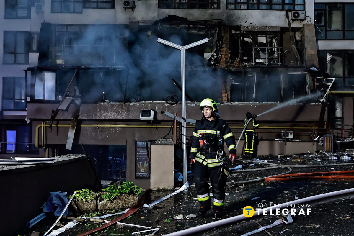 JayinKyiv's tweet image. Trump's "50 days" is now taken by Putin as Carte Blanche for mass murder in Ukraine's cities.
Missiles, drones, all poured onto the civilian population.
Trump's fear of Putin will cost so many loved ones, homes..
Kyiv, this morning.