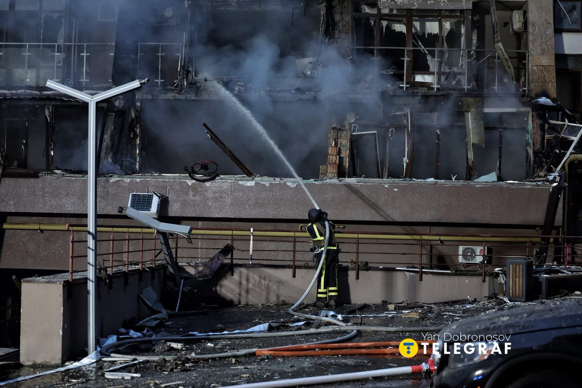 JayinKyiv's tweet image. Trump's "50 days" is now taken by Putin as Carte Blanche for mass murder in Ukraine's cities.
Missiles, drones, all poured onto the civilian population.
Trump's fear of Putin will cost so many loved ones, homes..
Kyiv, this morning.