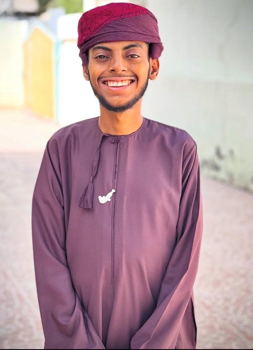 ( فياض الكندي )
قصة كفاح تُلهم، وروح معنوية 
تعانق السماء.

شاب آمن بربه، وتمسك باليقين 
"أن الخير لا يأتي إلا من رب الخير"

واجه الصعاب بروح صلبة 
وإيمان لا يهتز، لأنه يدرك 
أن بعد كل ضيق فرج
وبعد كل تعب عطاء.

صنع مجده بالصبر
وحُسن الظن بالله.

 #فياض_الكندي