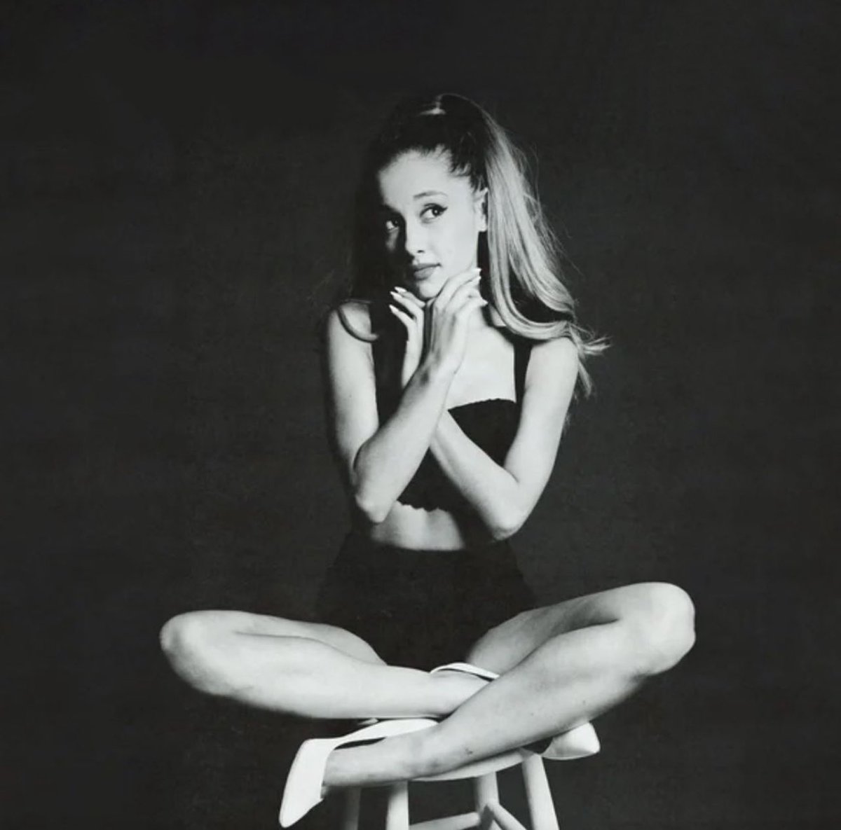 ArianaToday's tweet image. ariana grande is the first woman to have 21 songs reach 1 billion streams on spotify ♡