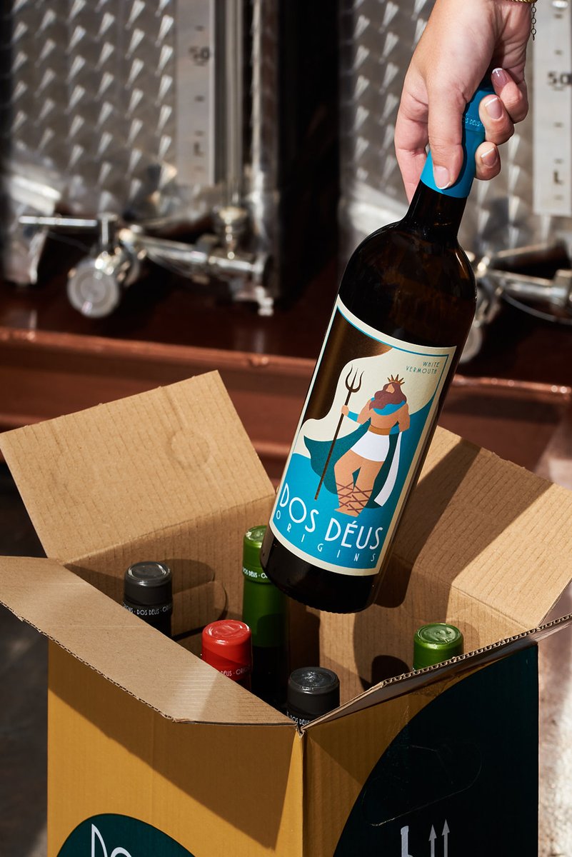 ¿Vermut blanco? Sí, pero con alma mediterránea.
🍊 Cáscaras cítricas
🌿 Hierbas aromáticas
💦 Ligero toque amargo
El aperitivo se vuelve fresco.
#WhiteVermouth #DosDéus #VermouthDosDeus #prioratlab #priorat