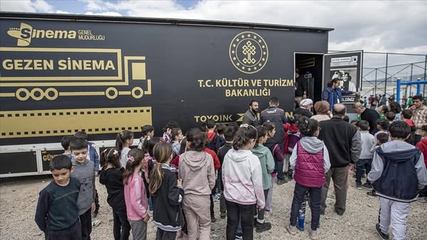 Gezen Sinema 22 Temmuz Salı Günü 19.00-22.00  Saatleri Arası Cumhuriyet Meydanında. Bütün Vatandaşlarımızı Davetlidir.
Not: Katılım Ücretsizdir.