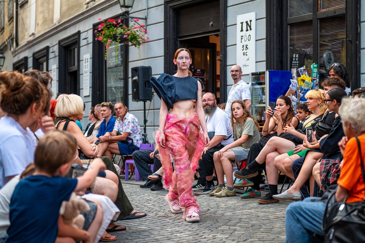 visitljubljana's tweet image. #Ljubljana summer plans? โจ Let's Meet in Front of ล kuc: Free events daily from 5 PM, July 25th โ Aug 3rd @ ล kuc Gallery, Stari Trg Square! Concerts, shows, workshops, exhibitions... See you there!
#ljubljanaculture #visitljubljana #ifeelslovenia