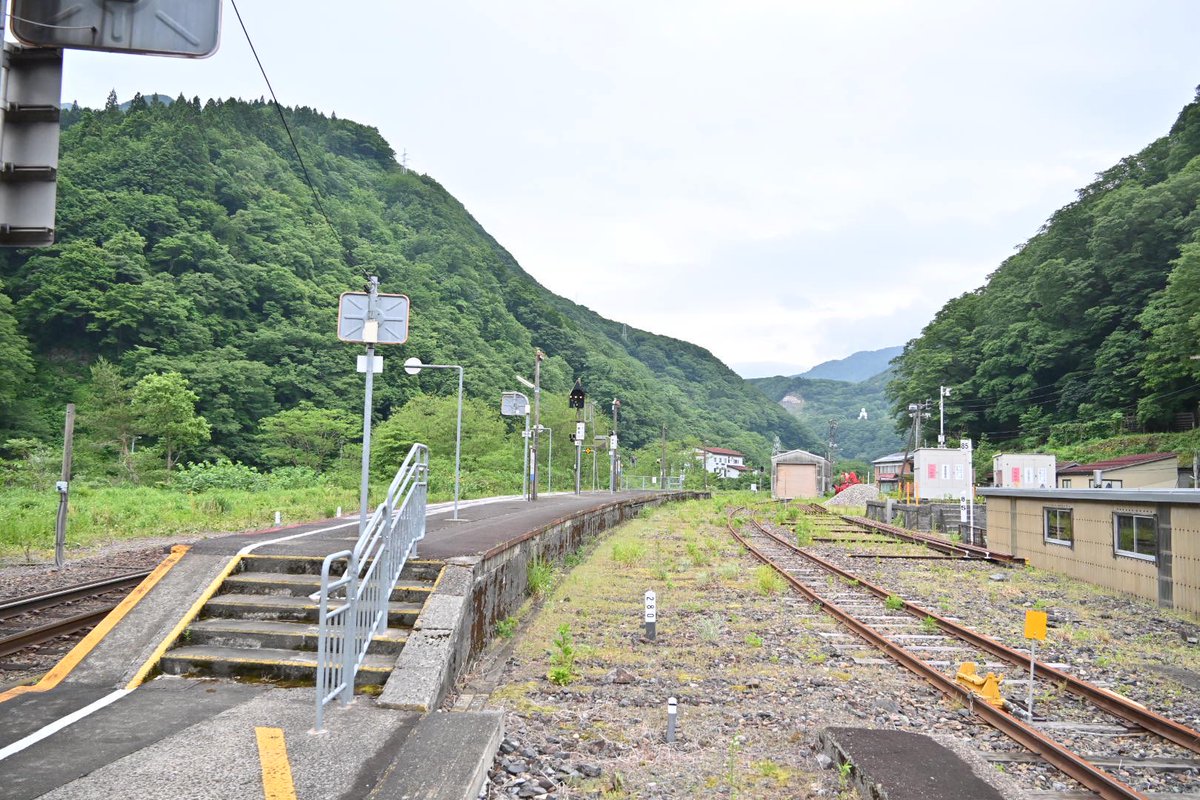 hettiman_trv's tweet photo. 大糸線 平岩駅

かつては交換設備を有した駅で、現在でも当駅発着の列車が存在する。この付近で県境を跨ぐためだろうか？
姫川温泉と白馬岳登山の拠点駅で夏は賑わうらしい。駅周辺があまりにも寂れているので、とてもその様には思えない。

 #ヘッチマン初夏の大糸線旅 https://t.co/KdUdHBpBJD