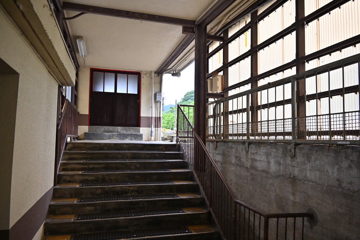 hettiman_trv's tweet photo. 大糸線 平岩駅

かつては交換設備を有した駅で、現在でも当駅発着の列車が存在する。この付近で県境を跨ぐためだろうか？
姫川温泉と白馬岳登山の拠点駅で夏は賑わうらしい。駅周辺があまりにも寂れているので、とてもその様には思えない。

 #ヘッチマン初夏の大糸線旅 https://t.co/KdUdHBpBJD