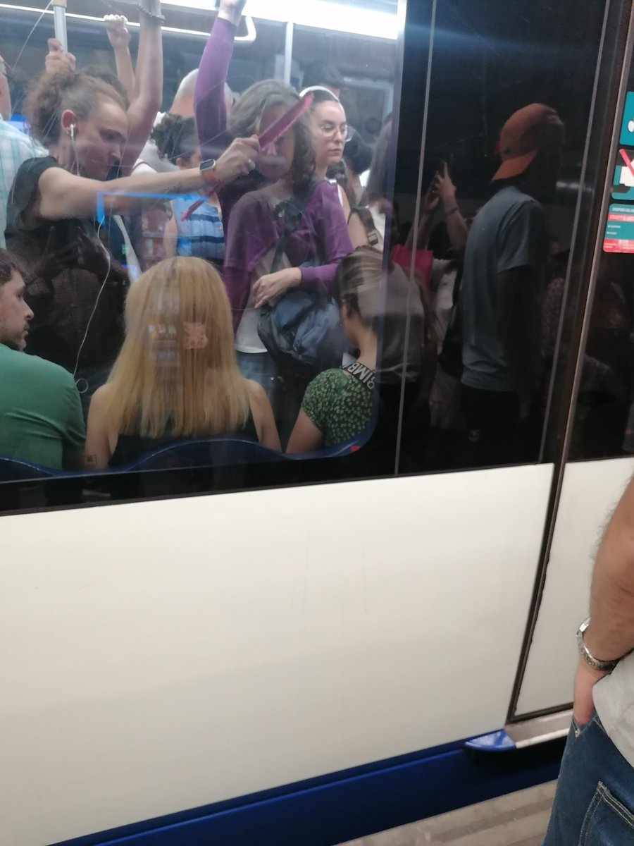 An9elDO's tweet photo. Un acierto q pase un tren vacío y Plaza de España con riesgo de caída y altercados..
Vengan a delinquir a @metro_madrid es gratis y lo facilitan!! Son contar desmayos y demás problemas provocados a viajeros.. Basta ya, dignidad para viajar en metro!! https://t.co/JypCVwaQ3J