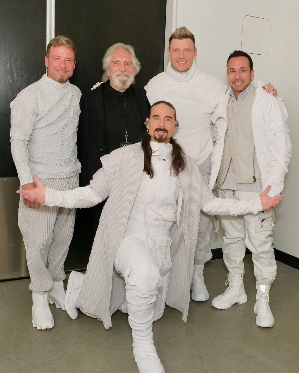Sepsakon's tweet image. สัปดาห์ที่ผ่านมา Geezer Butler ขึ้นแสดงในฐานะมือเบสของ Black Sabbath วงบิดาแห่งเฮฟวีเมทัล สัปดาห์นี้ Geezer Butler เปลี่ยนมู้ดมาอยู่กับ Backstreet Boys วงบอยแบนด์ชื่อดังยุค 90s-2000s ที่คอนเสิร์ตใน Sphere ที่ลาสเวกัส