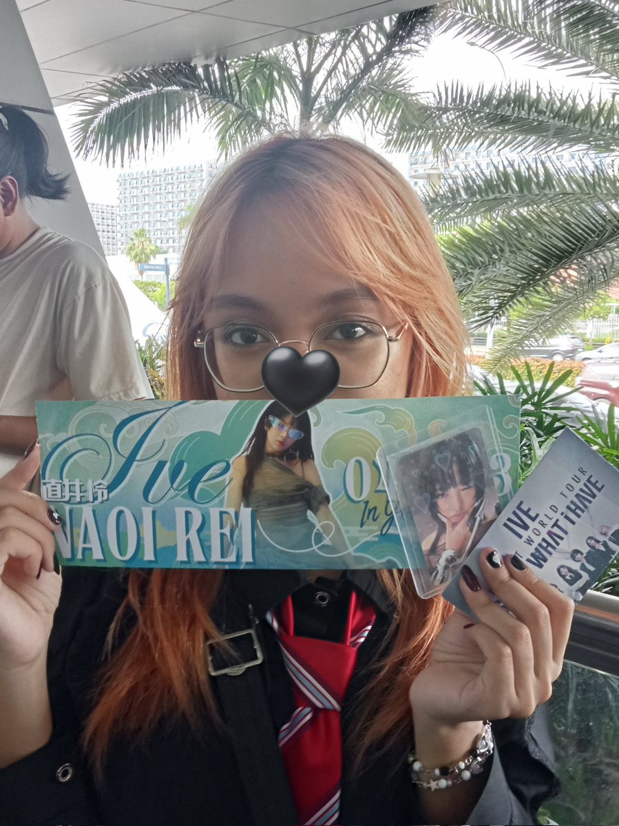 lutriaes's tweet image. Geeking over huntrive (huntrix x IVE) feels so good right now, especially as a Rei bias, because this was me a year ago in IVE's swih concert (◠‿・)—☆
