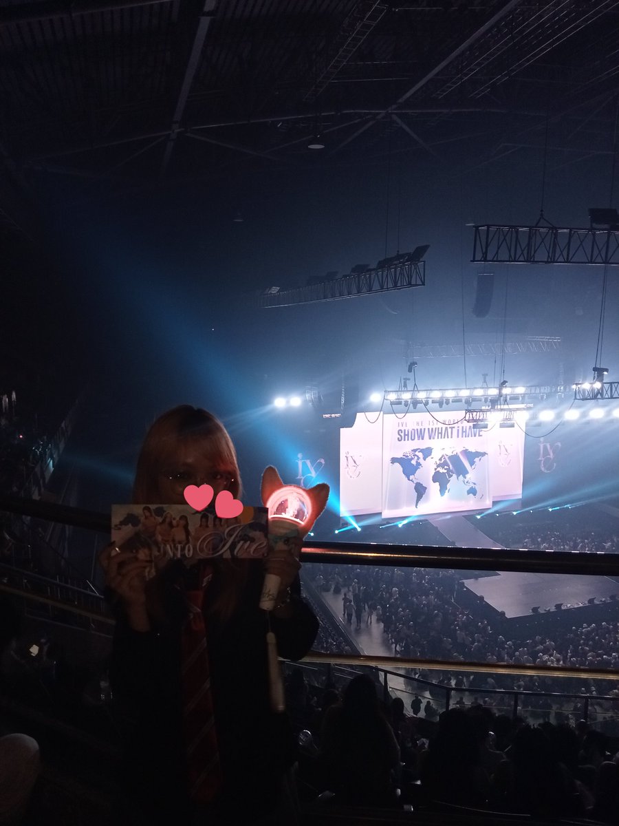 lutriaes's tweet image. Geeking over huntrive (huntrix x IVE) feels so good right now, especially as a Rei bias, because this was me a year ago in IVE's swih concert (◠‿・)—☆
