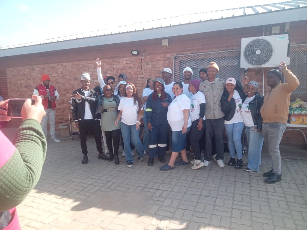 macua_sa's tweet image. This Mandela Day, the MACUA Hani Park Branch spent their 67 minutes with Hani Park Clinic and Thusanang Elderly Centre, donating toiletries and food parcels for children.