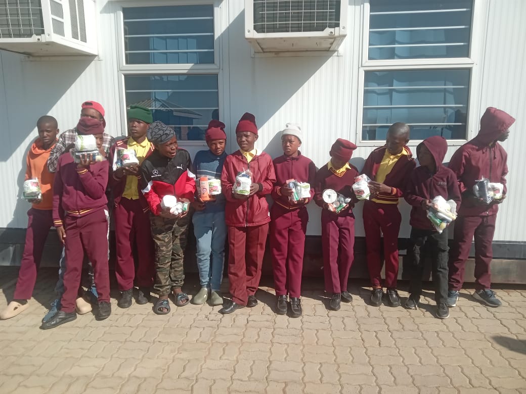 macua_sa's tweet image. This Mandela Day, the MACUA Hani Park Branch spent their 67 minutes with Hani Park Clinic and Thusanang Elderly Centre, donating toiletries and food parcels for children.