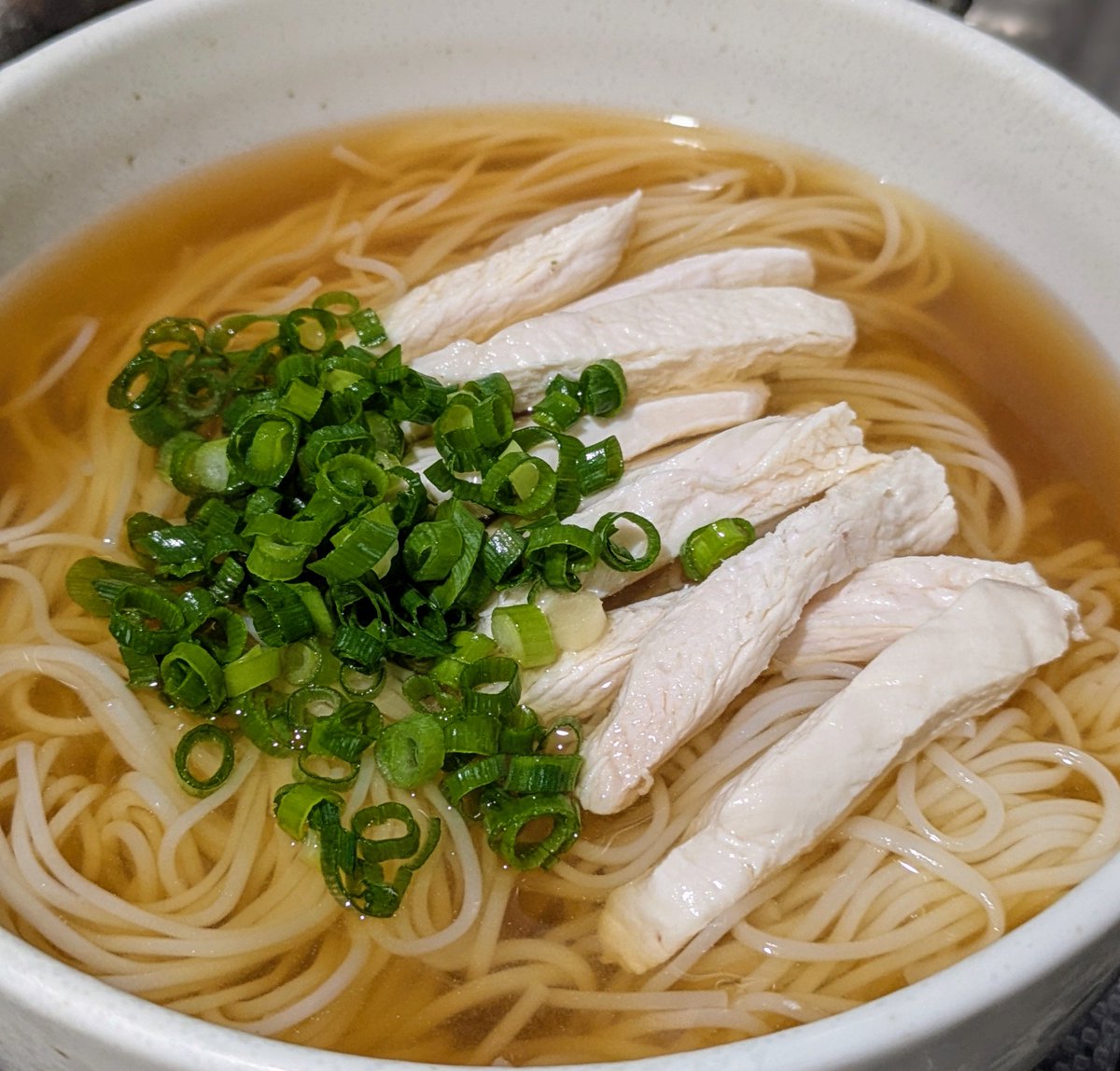 tomopo04's tweet image. 今日はいつもの麺つゆから少し変えて鶏ガラ風そうめん〜🥳
余ってた鶏肉も入れました！😆笑