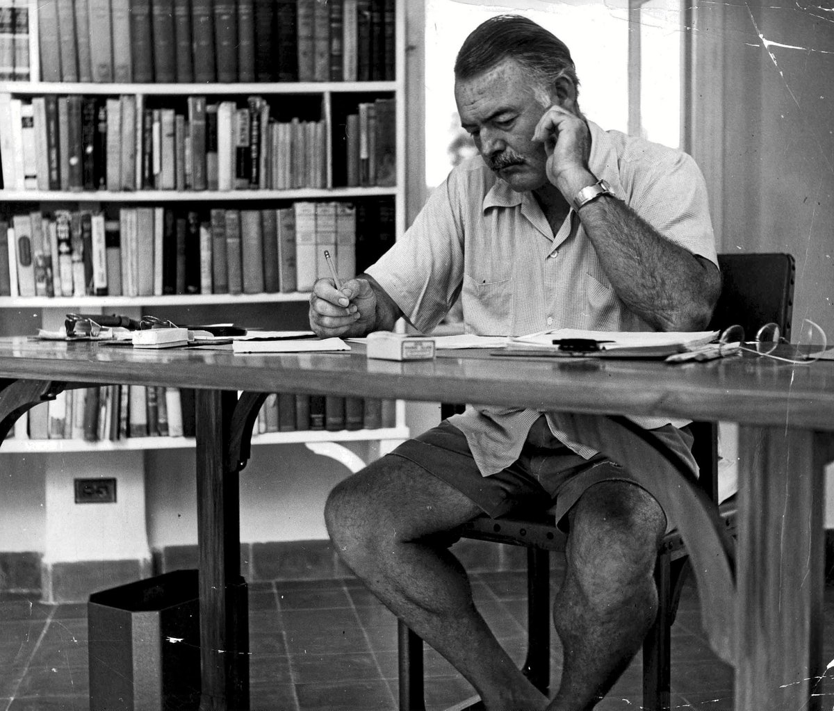 Hace 126 años, nacía Ernest Hemingway en Oak Park (Illinois). Hay quién dice que 'El viejo y el mar' es una novela corta que se hace larga, pero que 'Por quién doblan las campanas' es una novela larga que se hace corta.