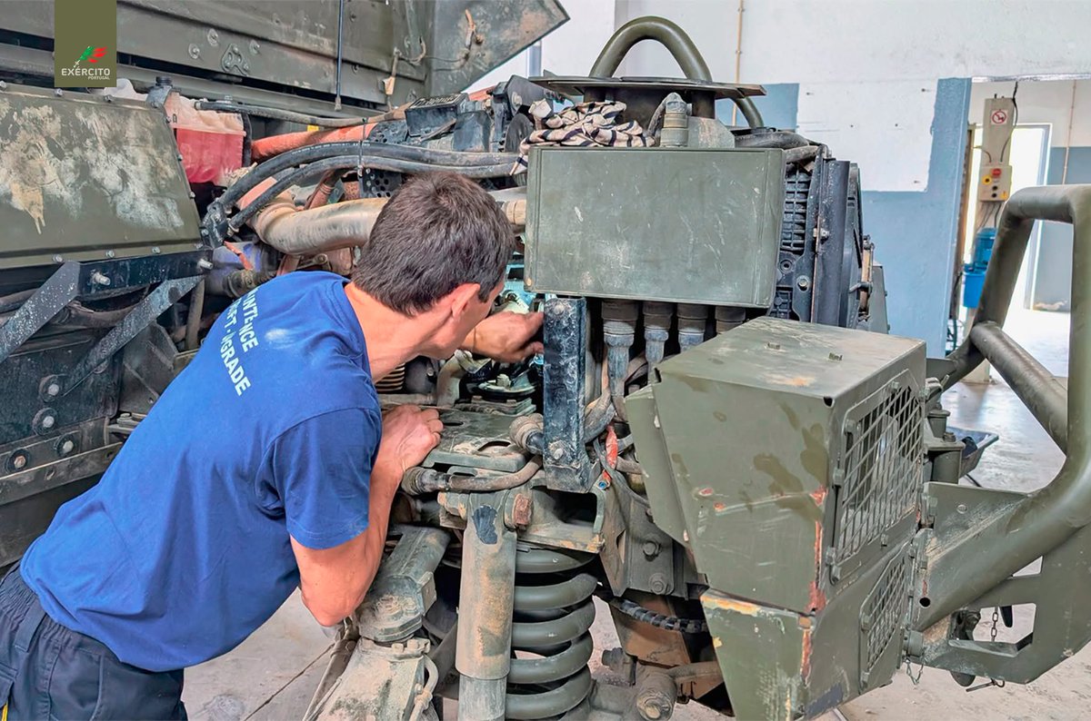 Exercito_pt's tweet photo. 📢 Manutenção que Garante a Missão
📍 Entroncamento
👉 O Comando da Logística procedeu à manutenção das Viaturas Ligeiras Blindadas URO VAMTAC ST5, ação desenvolvida nas instalações da Companhia de Manutenção, sob responsabilidade do Regimento de Manutenção.
#CmdLog https://t.co/VgrejkfkZz