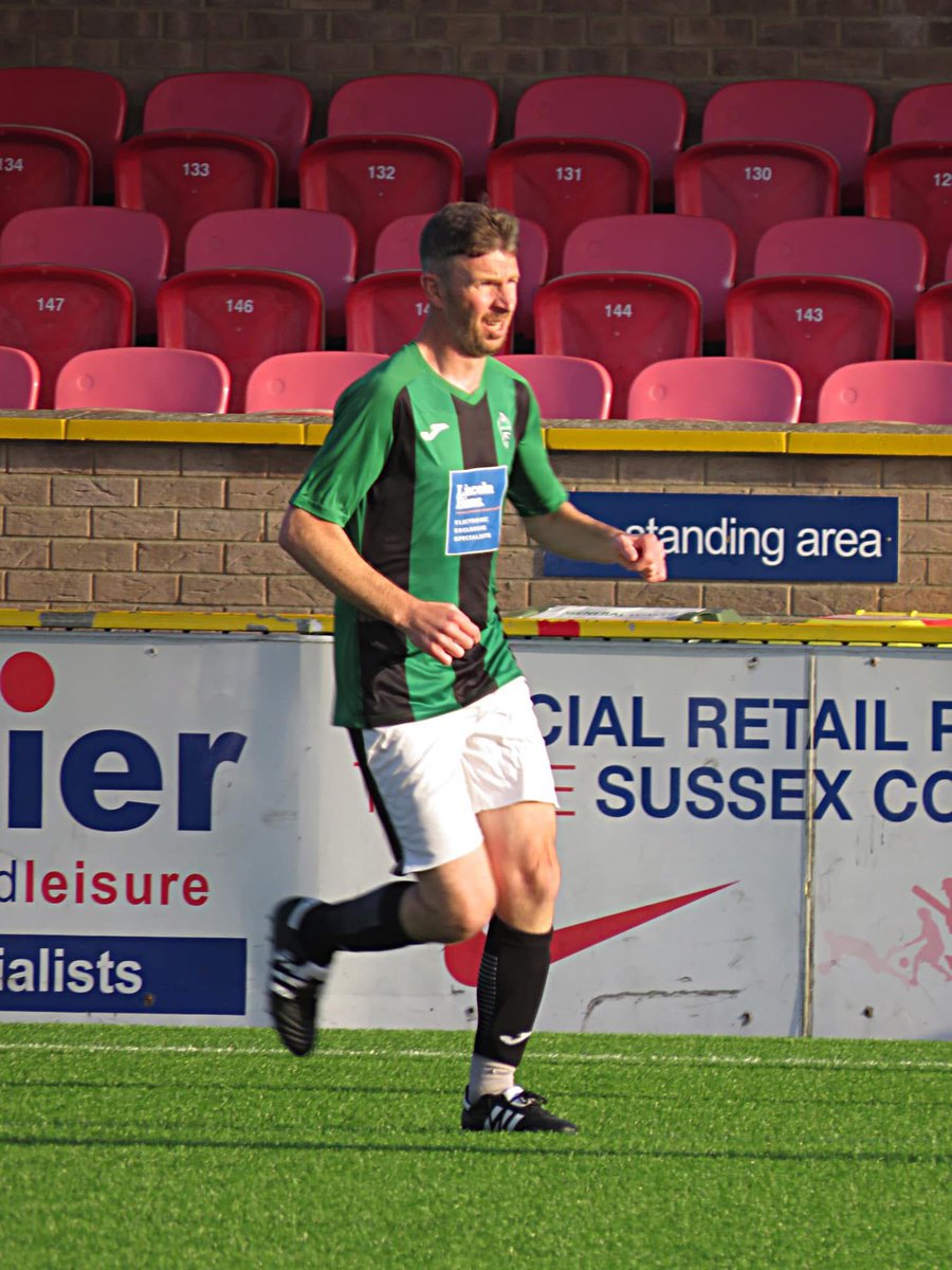 fc_amici's tweet image. Amici Athletic is delighted to confirm Craig Ross as our new Vets manager ✍️

Craig has been with the club for a number of years, playing for both the Firsts &amp;amp; Vets. He’s also the only man who can simultaneously style his hair whilst passing a football… ⚽️

#greenarmy #newseason