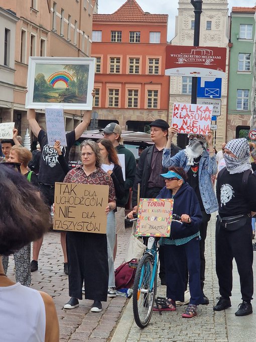 Poza emigrantami proponuję wywalić z Polski wszystkich lewaków, najlepiej do Afryki czy Ameryki Południowej aby zapoznali się z "tamtejszą kulturą" naocznie. Jeśli przeżyją i wrócą to gwarantuję, że lewactwo im przejdzie.