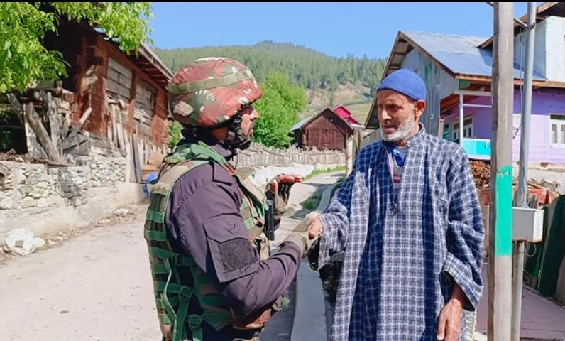 kupwarasentinel's tweet photo. #IndianArmy carried out a #KhairiyatPatrol in the border villages of #Dassi & #Bagtore near the LC. Engaging with villagers, the patrol listened to local concerns, assessed well-being & reinforced trust.A step towards peace & security in border areas. #IndianArmy #KhairiyatPatrol https://t.co/TCFdoktpTo